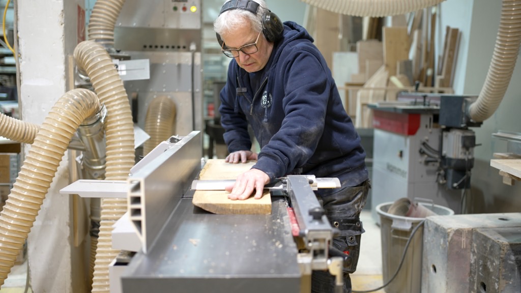 Tischlermeister an der Felder Abrichthobelmaschine