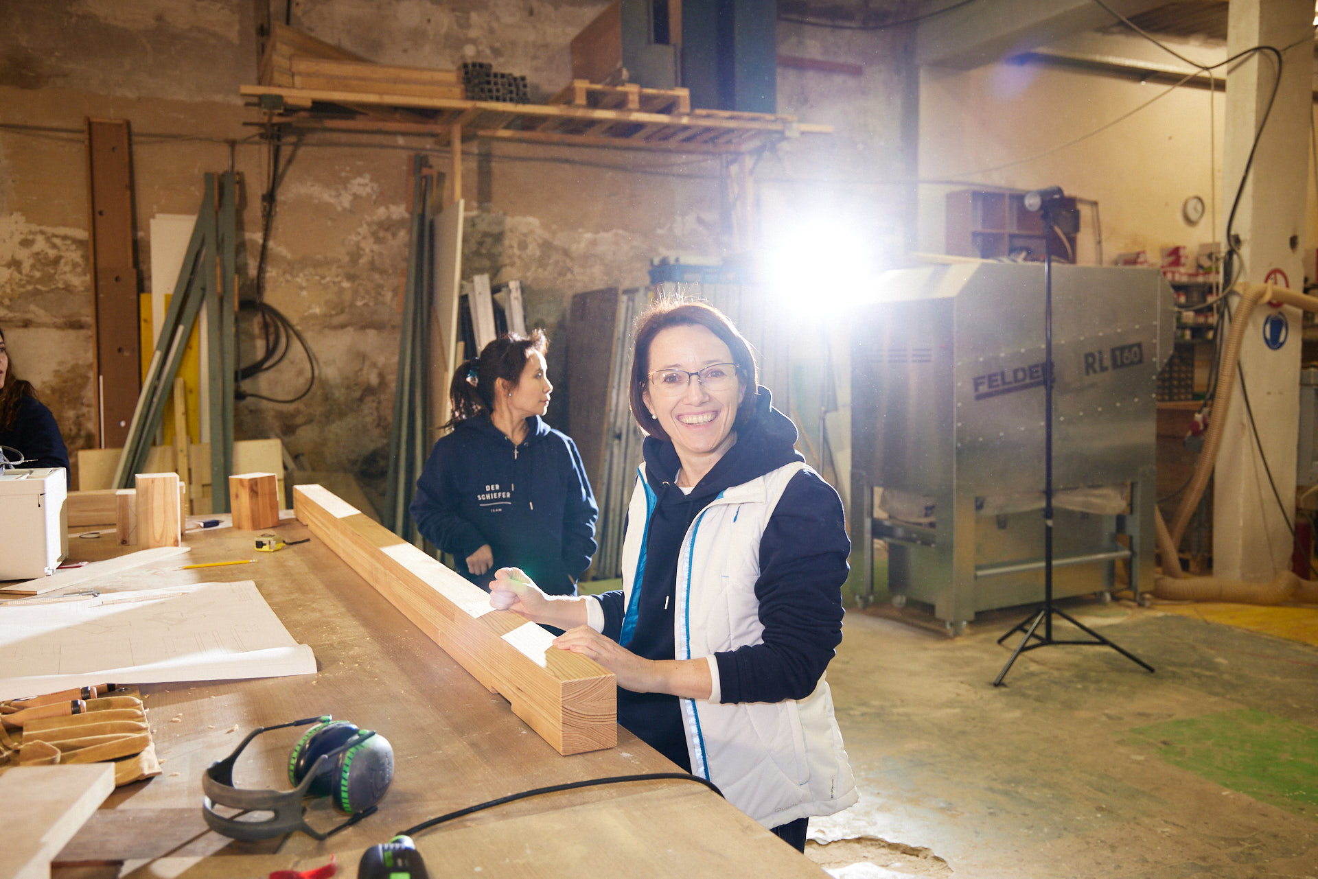 Kursteilnehmerin mit FELDER RL160 im Hintergrund — DSGS Werkstatt