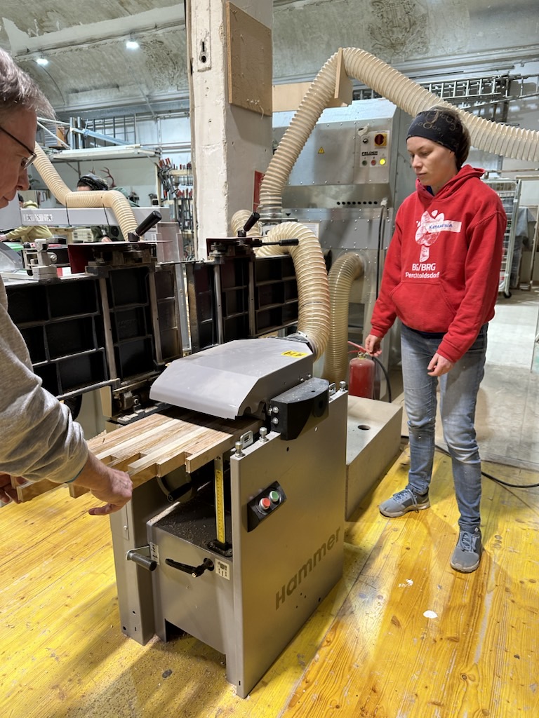 Unterricht am HAMMER Kombi-Hobel in der DSGS Werkstatt