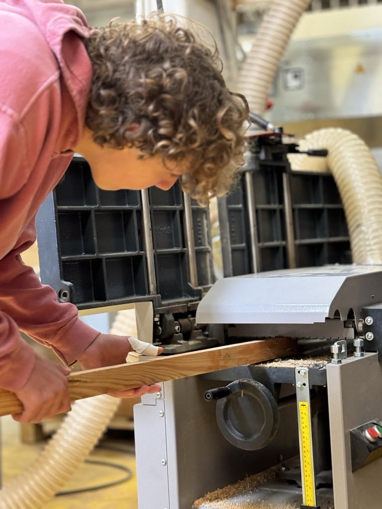 Kursteilnehmerin beim Hobeln — HAMMER Maschine in Nahaufnahme