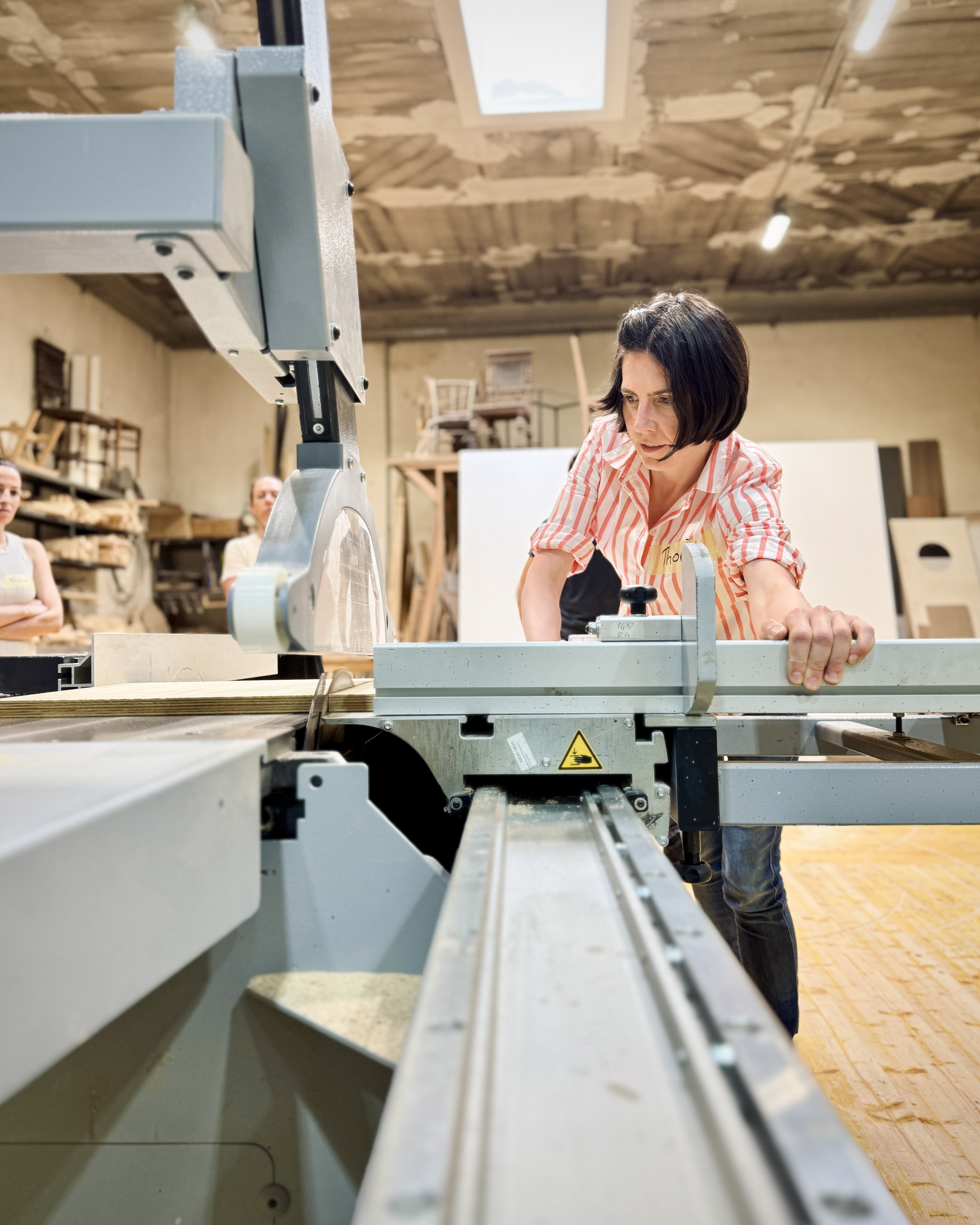 Kursteilnehmerin an der FORMAT-4 Kreissäge — Felder Maschinenpark DSGS