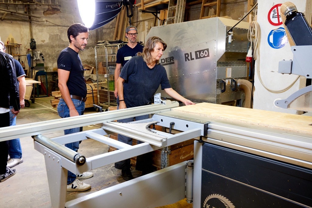 Kursteilnehmerin an der FORMAT-4 Kreissäge — FELDER RL160 im Hintergrund