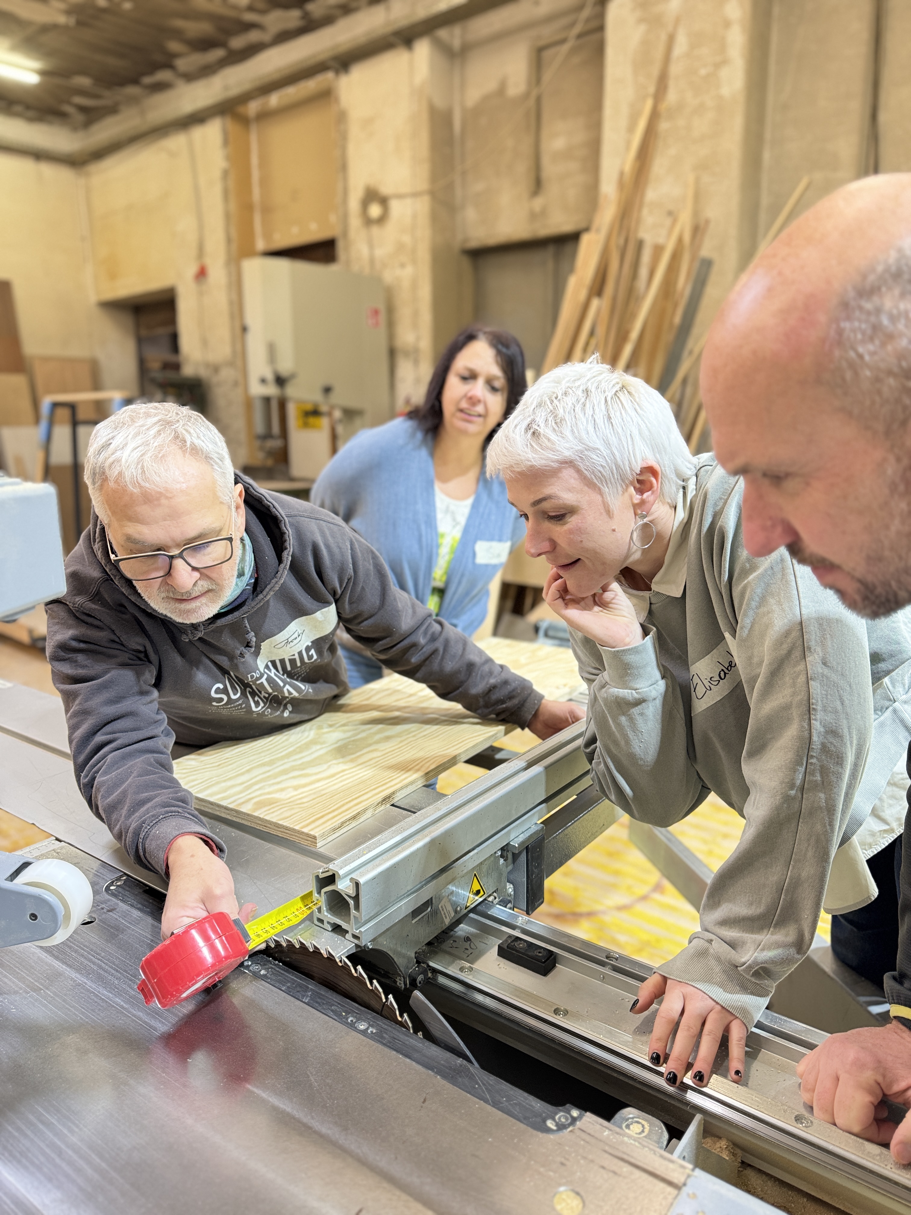 Kursgruppe an der FORMAT-4 Kreissäge