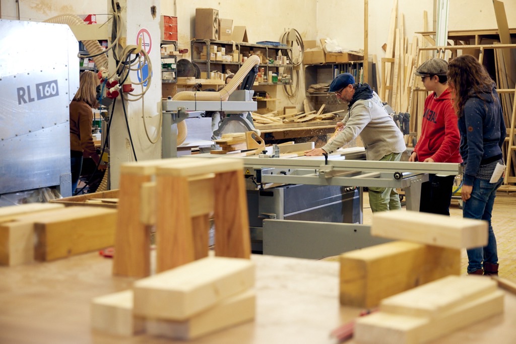 FORMAT-4 Kreissäge im Einsatz — FELDER RL160 Absauganlage im Hintergrund